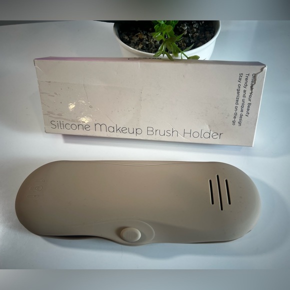 TRAVEL MAKE-UP BRUSH ORGANIZER Silicone Makeup Brush Holder - Picture 3 of 9